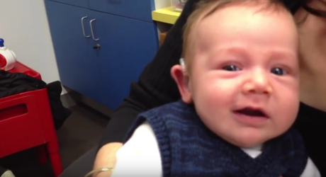Este bebé sordo escucha por primera vez a su madre. ¡Piel de gallina!