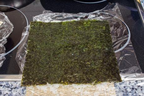 ura-mali-zushi (rollos invertidos) de salmón y surimi