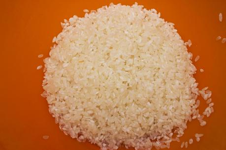 ura-mali-zushi (rollos invertidos) de salmón y surimi