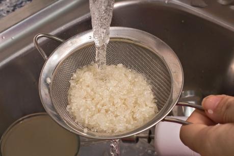 ura-mali-zushi (rollos invertidos) de salmón y surimi