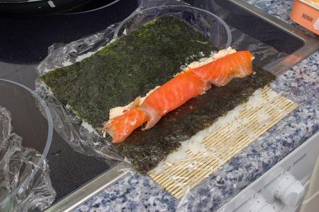 ura-mali-zushi (rollos invertidos) de salmón y surimi