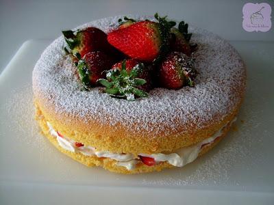 Tarta de fresas con nata montada