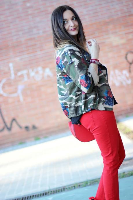 Cazadora floreada con tejanos deshilachados