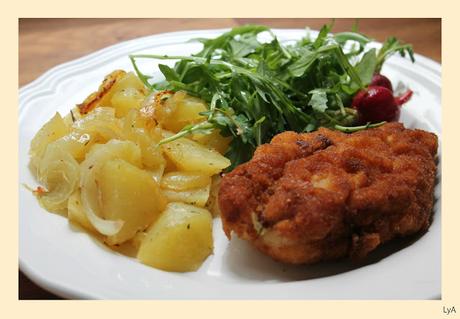 Pollo a la Kiev... pollo empanado, relleno de mantequilla aromatizada, no digo más.