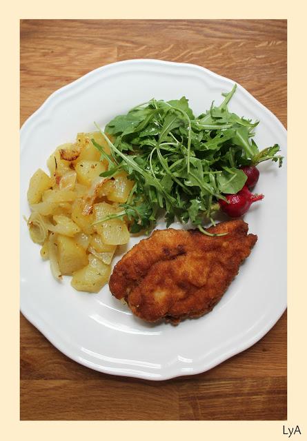 Pollo a la Kiev... pollo empanado, relleno de mantequilla aromatizada, no digo más.