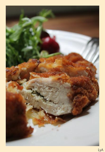 Pollo a la Kiev... pollo empanado, relleno de mantequilla aromatizada, no digo más.