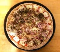 Pizza artesana de atún y cebolla con masa integral