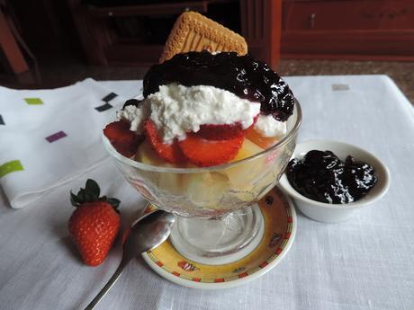 ENSALADA DE FRUTAS CON REQUESON Y MERMELADA DE CEREZAS #entrelibrosandaelguiso ENSALADA DE FRUTAS CON REQUESON Y MERMELADA DE CEREZAS #entrelibrosandaelguiso