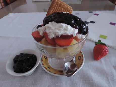 ENSALADA DE FRUTAS CON REQUESON Y MERMELADA DE CEREZAS #entrelibrosandaelguiso ENSALADA DE FRUTAS CON REQUESON Y MERMELADA DE CEREZAS #entrelibrosandaelguiso