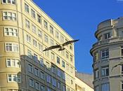 Volando entre altos edificios distorsionados