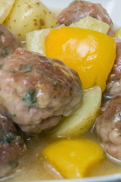 Albóndigas de pollo con melocotón y patatas en salsa de pepsi de lima y cava