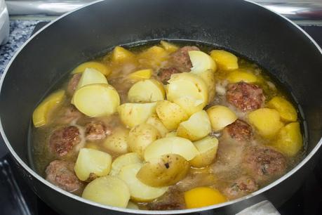 Albóndigas de pollo con melocotón y patatas en salsa de pepsi de lima y cava