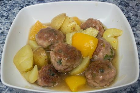 Albóndigas de pollo con melocotón y patatas en salsa de pepsi de lima y cava