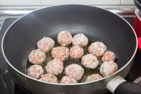 Albóndigas de pollo con melocotón y patatas en salsa de pepsi de lima y cava