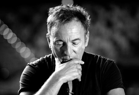 ¿DEBE EL ARTISTA, COMO HACE SPRINGSTEEN, ESTAR SIEMPRE EN PIE DE GUERRA? La suspensión de un concierto de El Jefe como protesta contra una norma impuesta en la ciudad donde debía tocar, da pie a preguntarse si los músicos, escritores o pintores han de ...