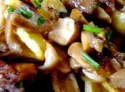 Patatas asadas salchichas setas boletus Patate porcini salsiccie