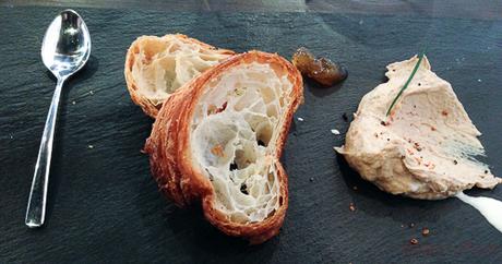 espuma de foie con cruasan Tips baco y boca