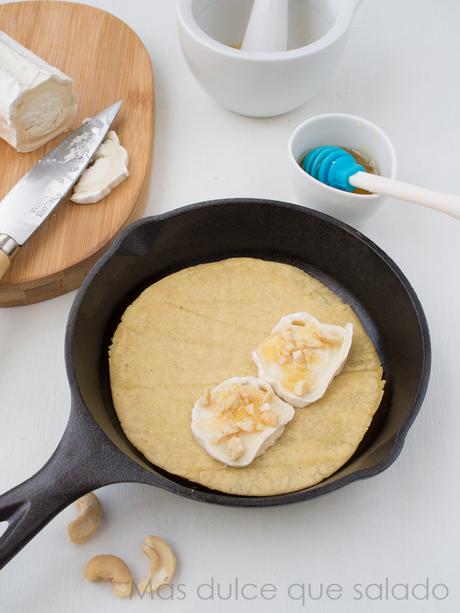 Quesadillas de queso de cabra con miel y anacardos