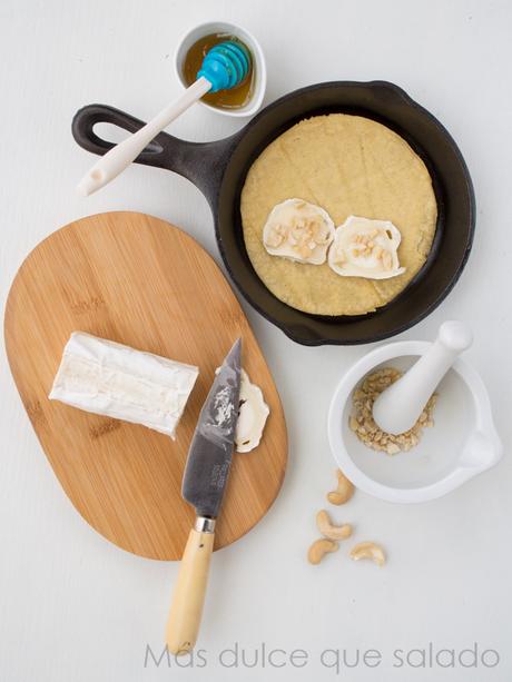 Quesadillas de queso de cabra con miel y anacardos