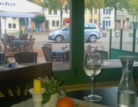 Desde el coqueto restaurante en una placita