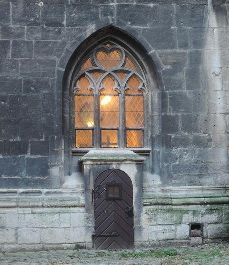 Abadía de Naumburg, cálidas luces en un frío rincón