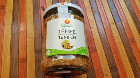 Tempeh glaseado con pasas y piñones