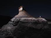 Drones provistos luces iluminan dramáticamente paisajes noche