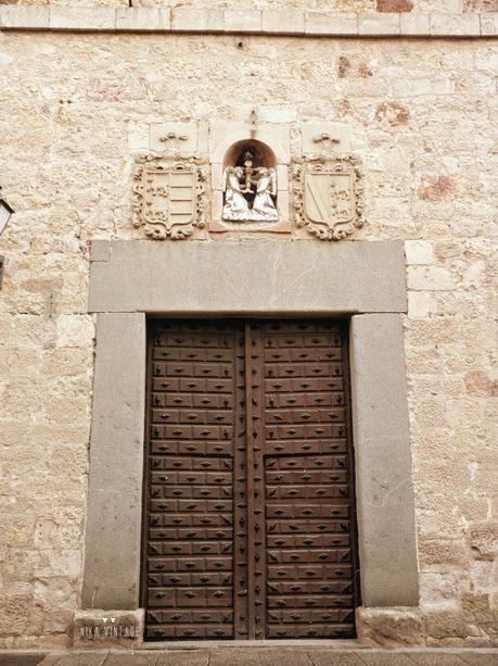 En lugares especiales también nos fijamos en las puertas y nos adentramos mas allá de ellas, las vemos como un símbolo de muchos significados