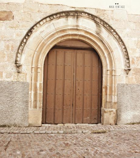 En lugares especiales también nos fijamos en las puertas y nos adentramos mas allá de ellas, las vemos como un símbolo de muchos significados
