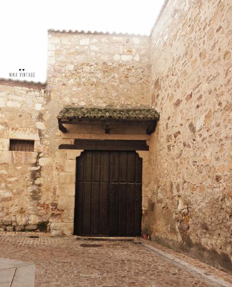 En lugares especiales también nos fijamos en las puertas y nos adentramos mas allá de ellas, las vemos como un símbolo de muchos significados