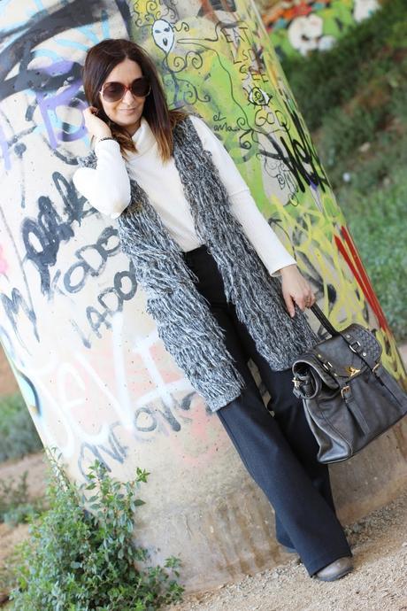 Look con chaleco de pelos y pantalones Oxygene