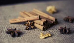 Cómo usar la canela para el mal aliento