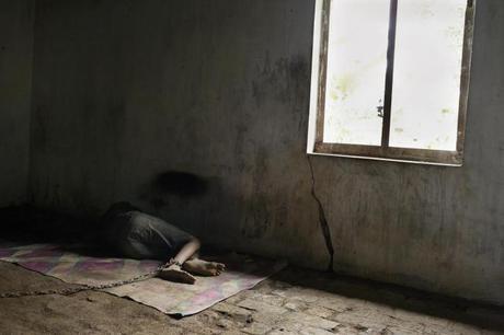 Viviendo en el infierno: 19 mil personas con trastornos mentales son encerradas y encadenadas en Indonesia