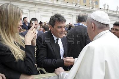 Antonio Banderas conoce al Papa Francisco