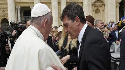 Antonio Banderas conoce al Papa Francisco