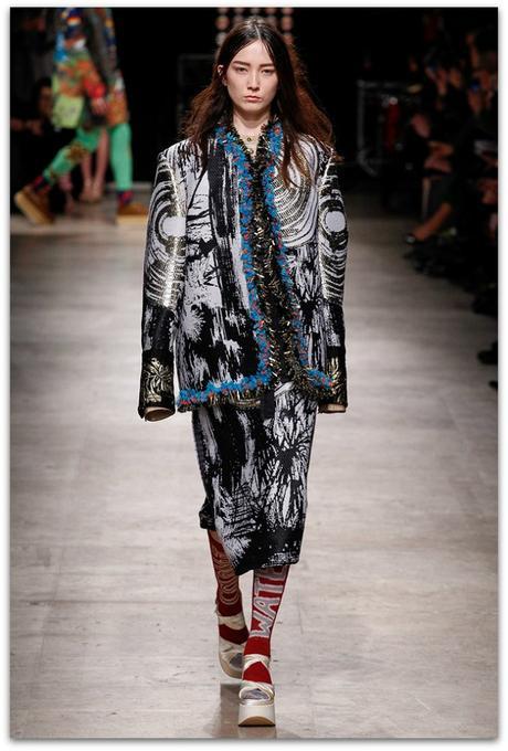 http://www.vogue.es/desfiles/otono-invierno-2016-2017-paris-fashion-week-vivienne-westwood/12359/galeria/21140/image/1105716