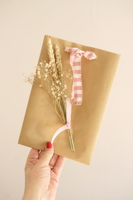 finde frugal: un sobre de papel kraft, con flores secas y espigas