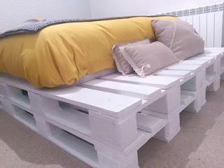 Cama hecha con palés