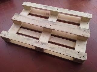 Cama hecha con palés