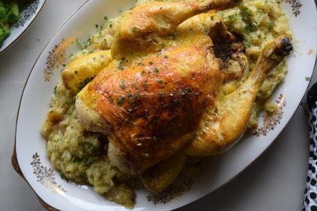 El pollo asado de fin de semana perfecto con puré patatas, cebolla y ajo