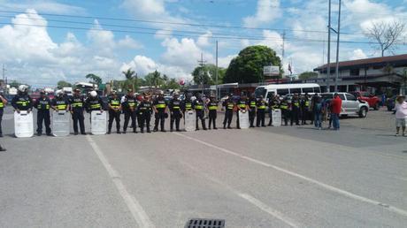 Cordón policial en la frontera de Panamá con Costa Rica