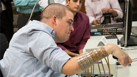 Hombre paralítico recupera control de su mano gracias a chip implantado