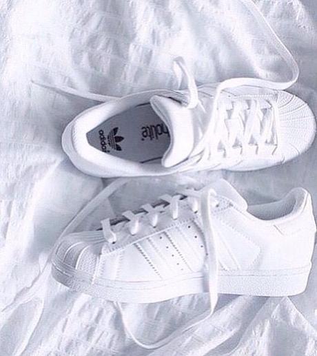 WHITE SNEAKERS TREND