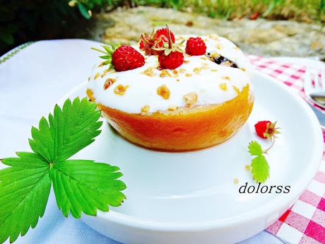 Melocotón relleno con yogur y almendras