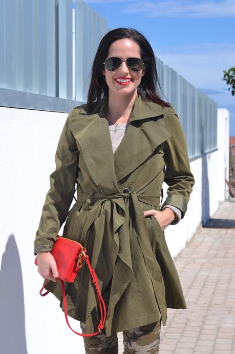 khaki-trench-red-bag