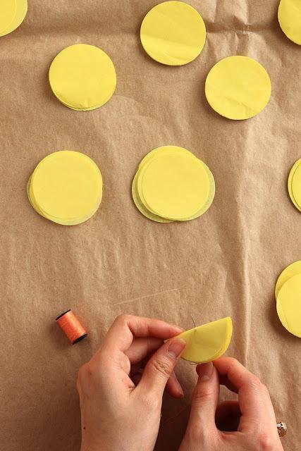 Como hacer pompones para decorar cupcakes