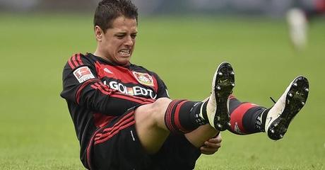 Chicharito sale lesionado en partido que gana Bayer Leverkusen