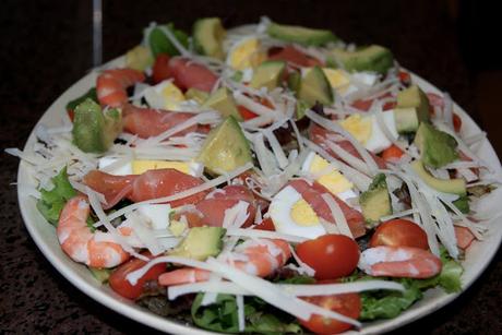 ENSALADA DE SALMON Y LANGOSTINOS CON ALIÑO DE LIMA Y LIMON