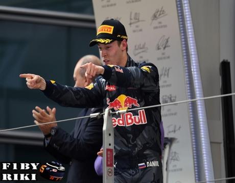 Kvyat logra el podio en una carrera magistral para el y Ricciardo