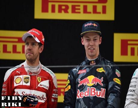 Vettel discute con Kvyat en el podio por el toque en la curva 1